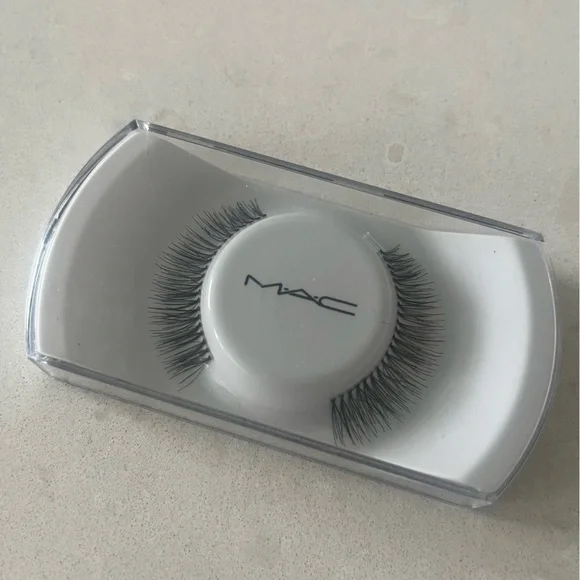 MAC Cosmetics #4 Lash Set - Picture 4 of 4